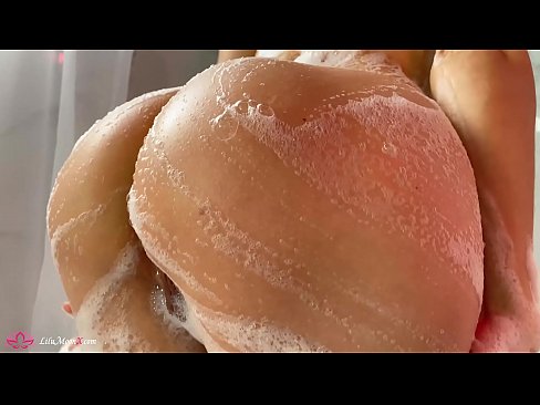 ❤️ Brunetka masturbuje kundičku s vibrátorom až do intenzívneho orgazmu v sprche ❤ Porno na sk.com-pornzog.ru ❤
